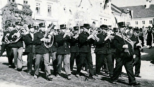 Marschieren 1935 unter Stabführer Josef Schütz