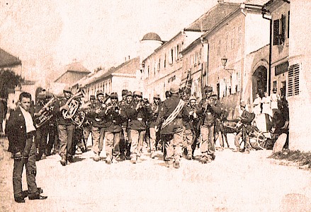 Ausrückung anläßlich des Geburtstages von Kaiser Franz-Joseph um 1890 (rechts Pröslmayr-Haus Ecke Gaisbacherstrasse-Hauptstrasse)
